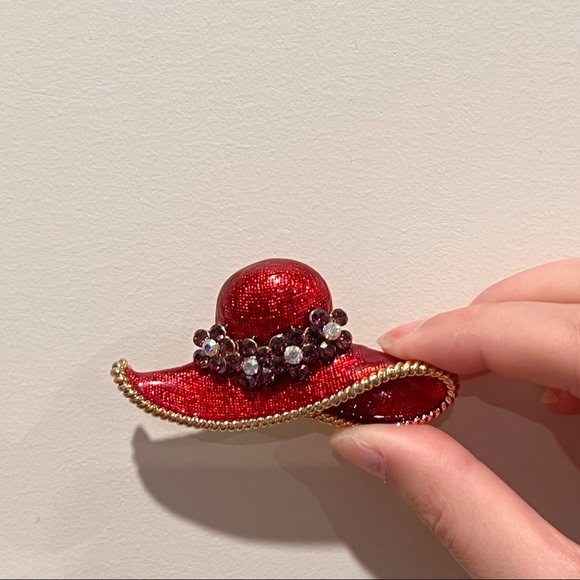 TWO RED AND GOLD HAT SHAPED PIN/BROOCH - Picture 5 of 8